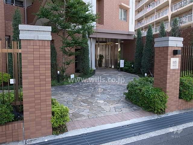 植栽の緑がきれいなエントランスアプローチ
