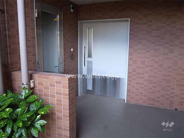 屋内にある駐輪場の入り口