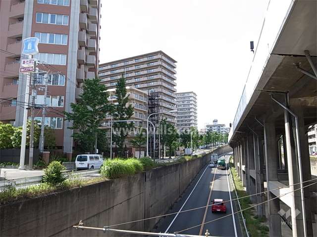 敷地の東側には新御堂筋が走っています。