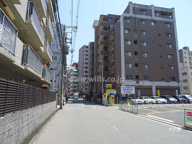 敷地北側の前面道路（西側から）