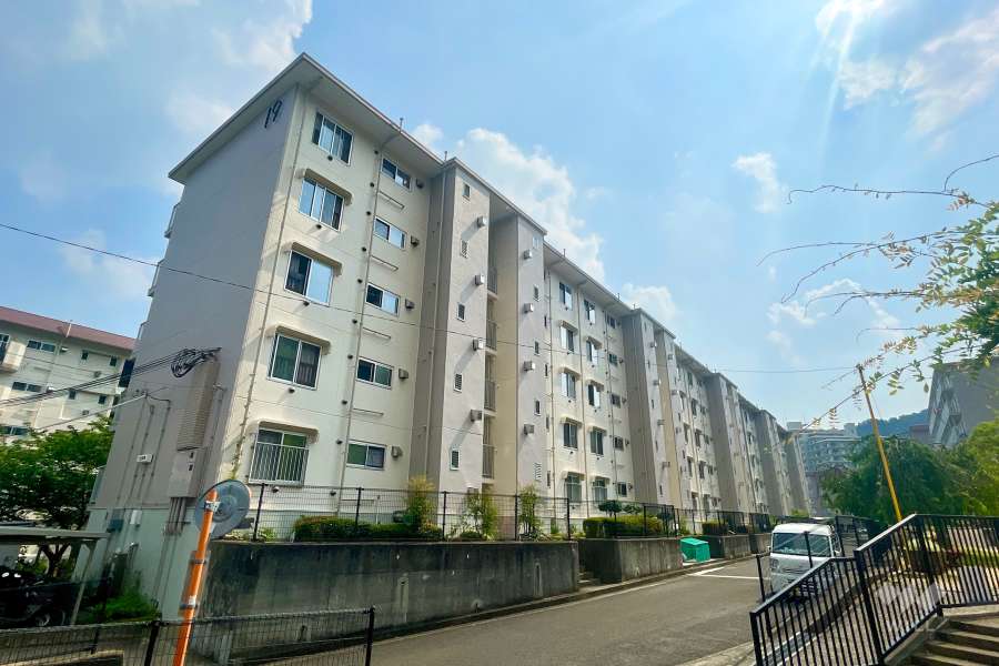 中山五月台住宅19号棟の外観（北東側から）