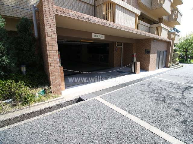駐車場出入り口（ロボットゲート付き）