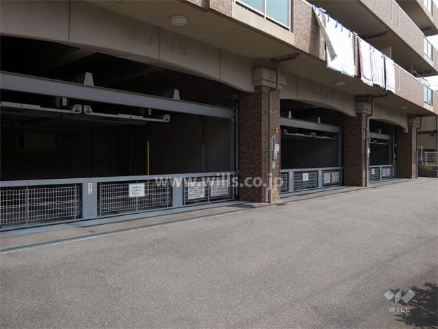 建物1階にある敷地内駐車場