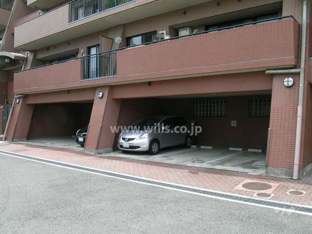建物1階部分にある敷地内駐車場（平面式）