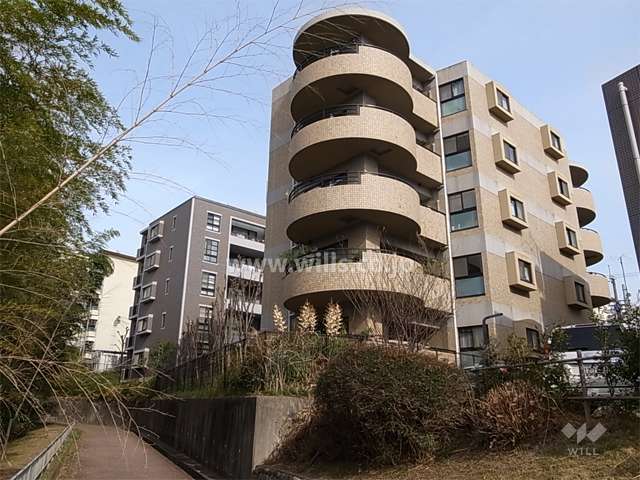 やや高台にあり、敷地の西側は歩道を挟んで緑地です。