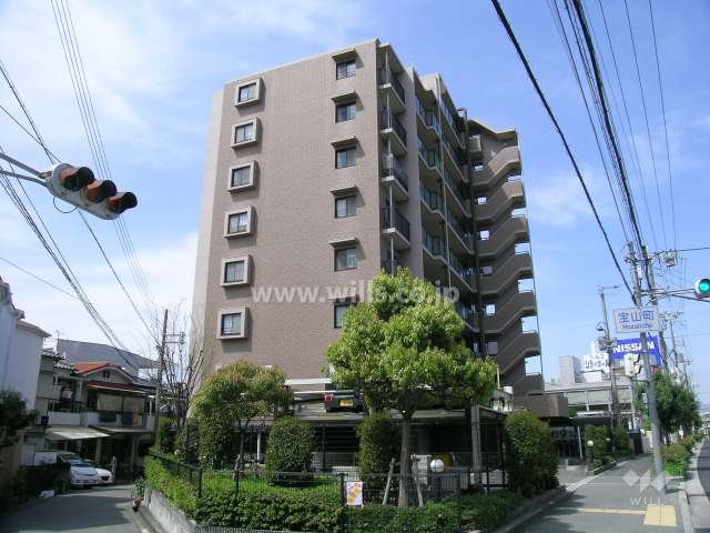 敷地の南、東、北の3方が接道しています