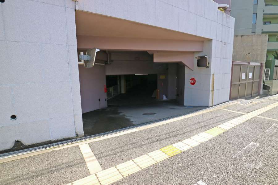 地階にある駐車場へのアプローチ
