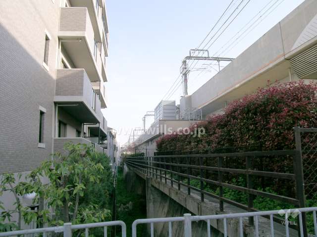 敷地の東側は阪急宝塚線（高架橋）が走っています。高架橋の下は公園になっています。