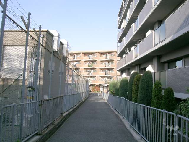 敷地南側の通路（南側隣地は阪急電鉄の変電所）