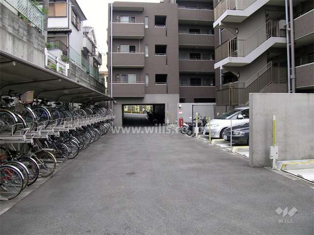 敷地内駐車場と駐輪場