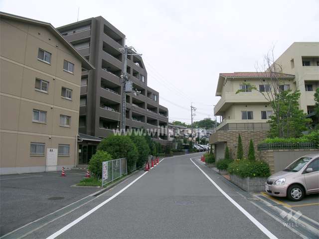 周辺は一戸建てとマンションが混在する静かな住宅地です。