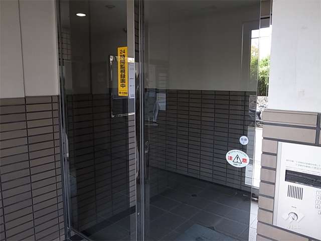 エントランスはオートロック付きです。