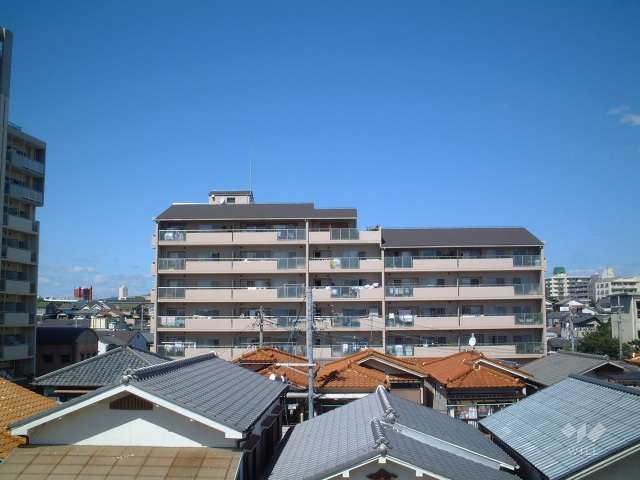 敷地の南側には一戸建てが建ち並んでいます