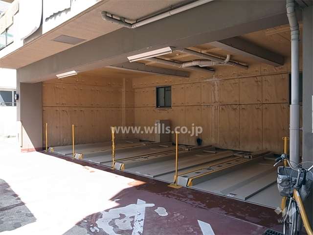 建物1階部分にある敷地内駐車場（機械式）