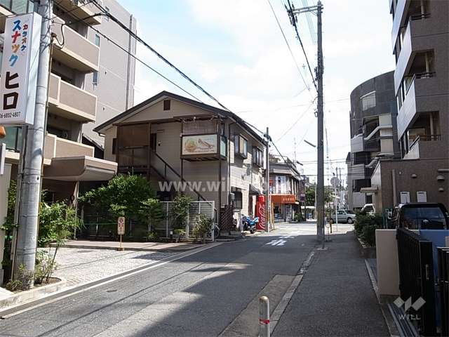 敷地南側の前面道路。すぐ東側に国道176号線が走っています。