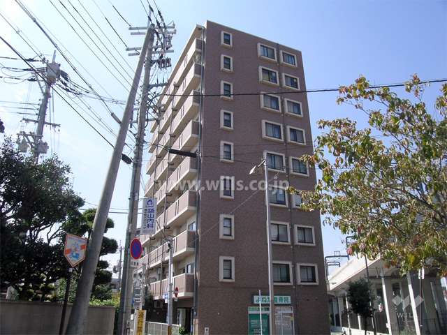 南東側から見た外観
