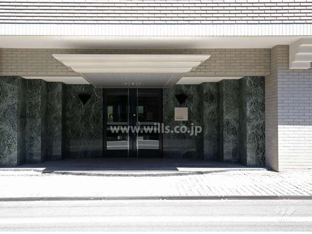 エントランスの壁面は石張りです。