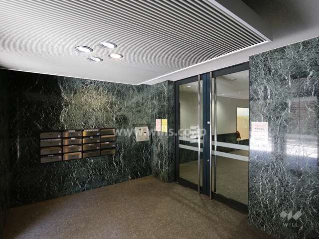 エントランスはオートロック付きです。