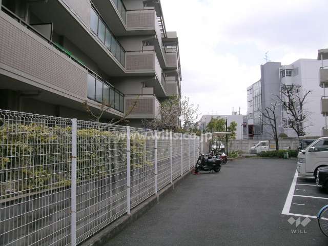 敷地の南側は、隣接するマンションの駐車場です