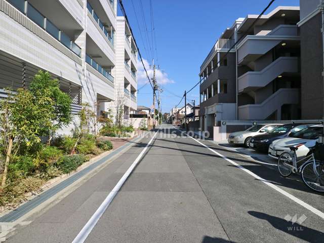 敷地北側の前面道路(西側から)。西側からの一方通行です。