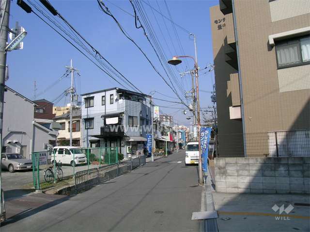 周辺は住宅の他、商業施設も建ち並んでいます