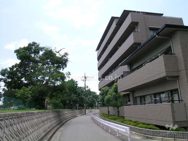 グランドメゾン豊中の外観（北東側から）