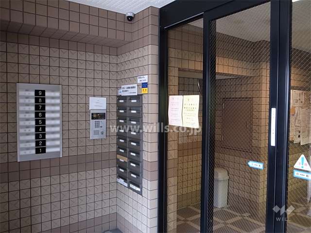 エントランスはオートロック付きです。