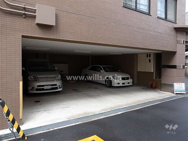 建物1階部分にある敷地内駐車場