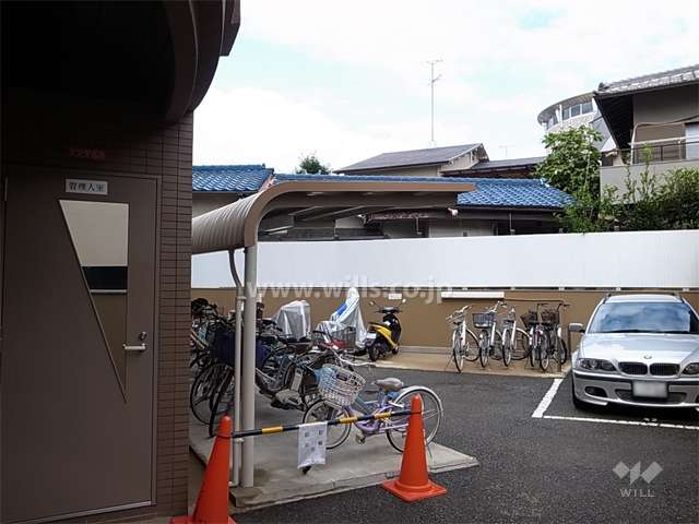 敷地北部分にある駐輪場と駐車場
