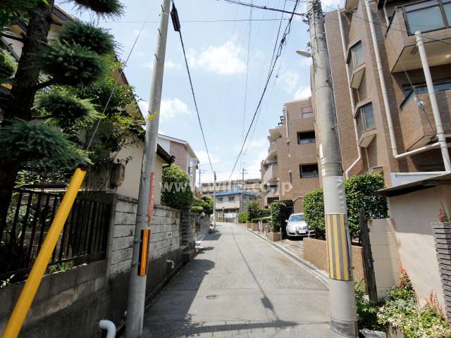 敷地西側の前面道路