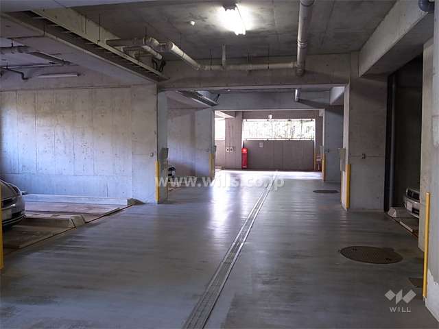 地階にある敷地内駐車場
