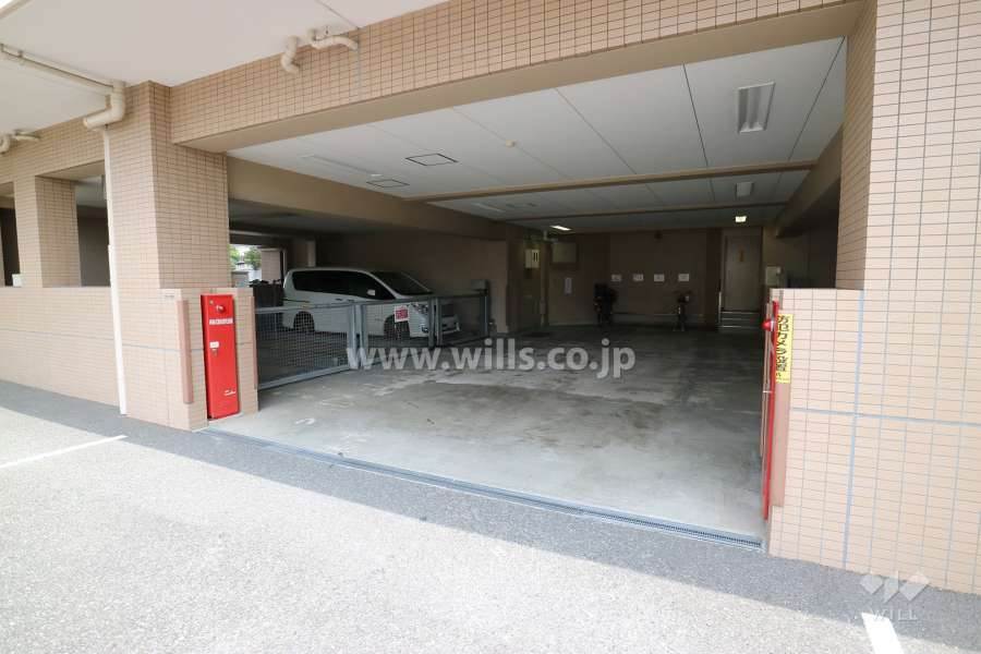 物件の南西側前面道路(南東側より)