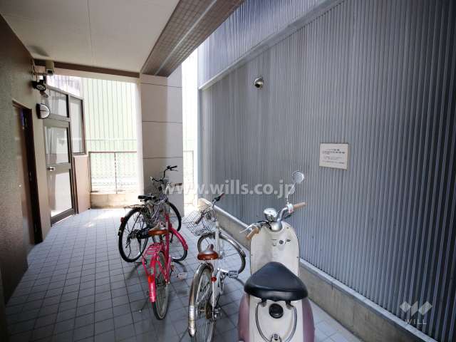 エントランス横の駐輪場