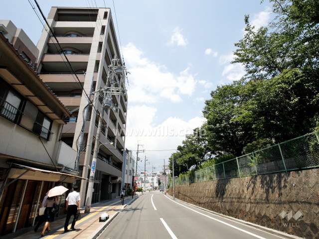 敷地東側の前面道路。道を挟んで阪急宝塚線が走っています。