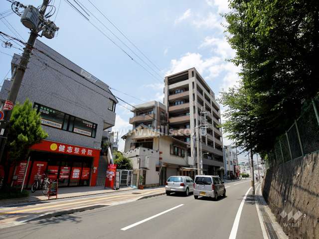 プロパレス豊中庄内西町ヴァローレの遠景。店舗や事務所が多く立ち並んでいます。