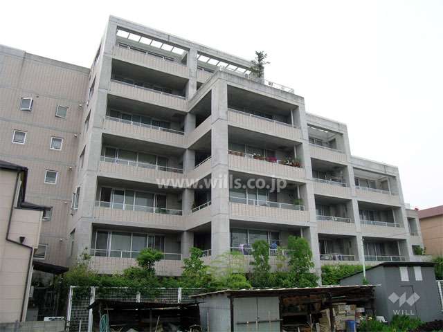 敷地の西側には閑静な住宅地が広がっています