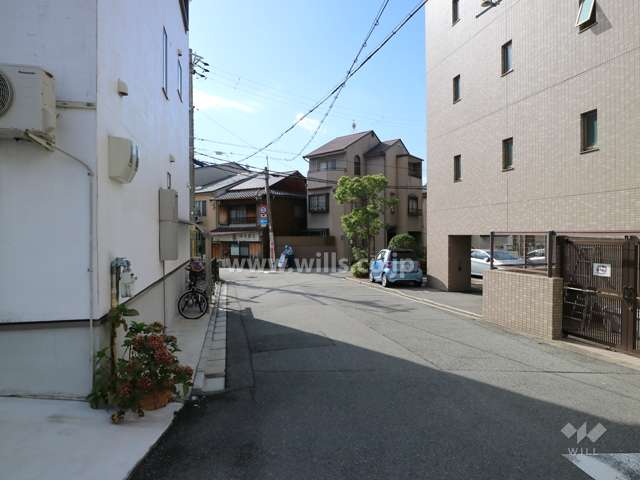 敷地東側の前面道路(北側から)