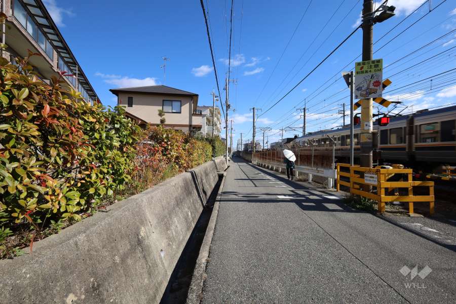 敷地の南側前面道路。敷地南側にはJR福知山線が走っています。