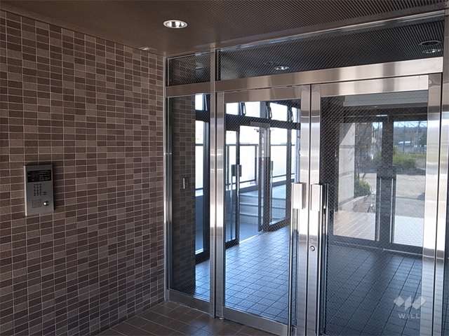 エントランスはオートロック付きです。