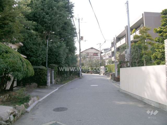 周辺は第一種低層住居専用地域に指定された閑静な住宅地