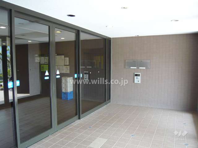 エントランスにはオートロックが設置されています