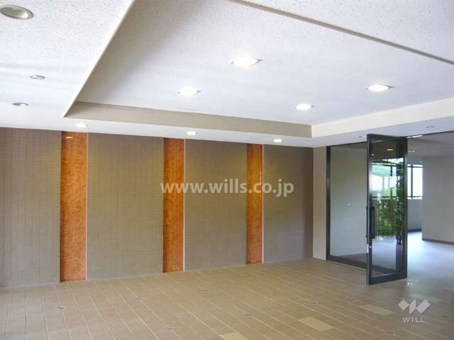 折り上げ天井のエントランスホール