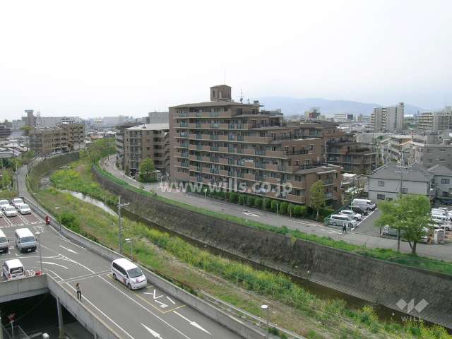 南東側には千里川が流れています