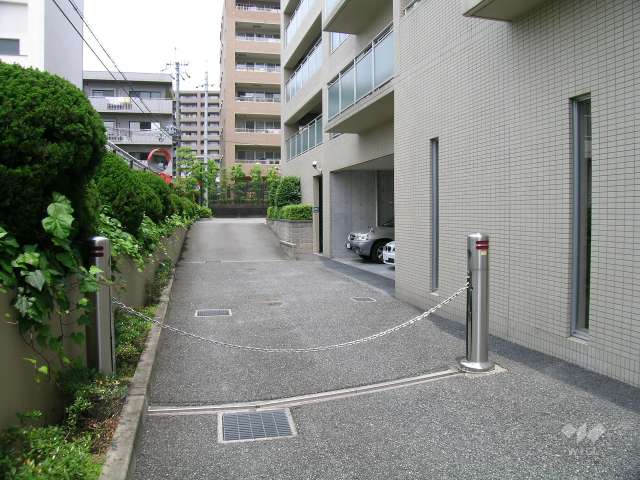 ロボットゲート付きの駐車場入口
