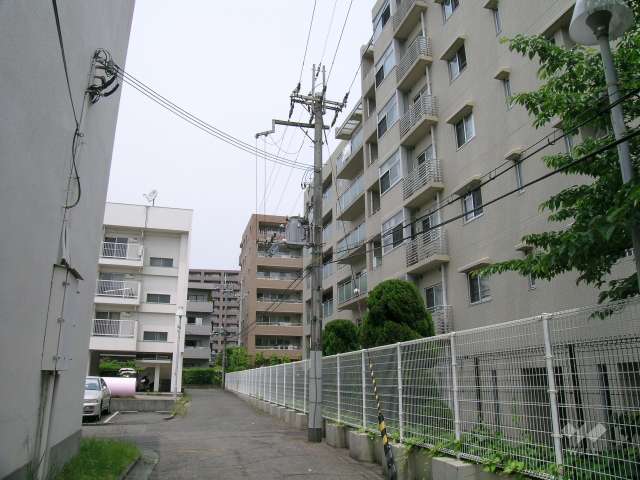 敷地の西側（周囲はマンションが多く並んでいます）