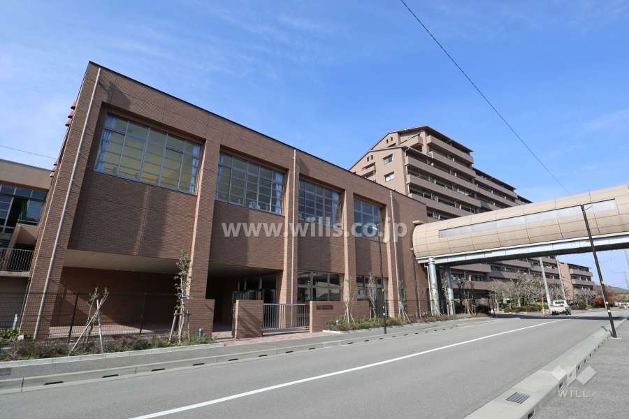 敷地に隣接して『長尾中学校』があります。