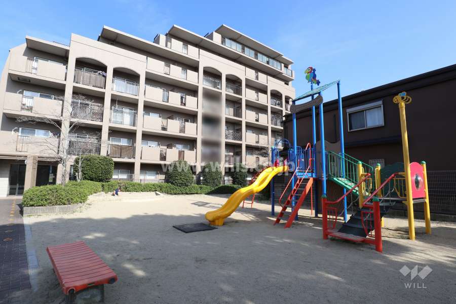 エントランス前に『長尾町公園』があります。