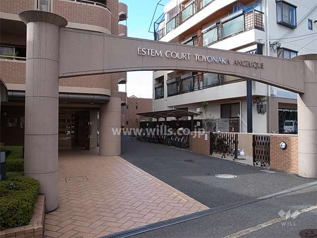 アーチ型の門が付いた敷地入り口