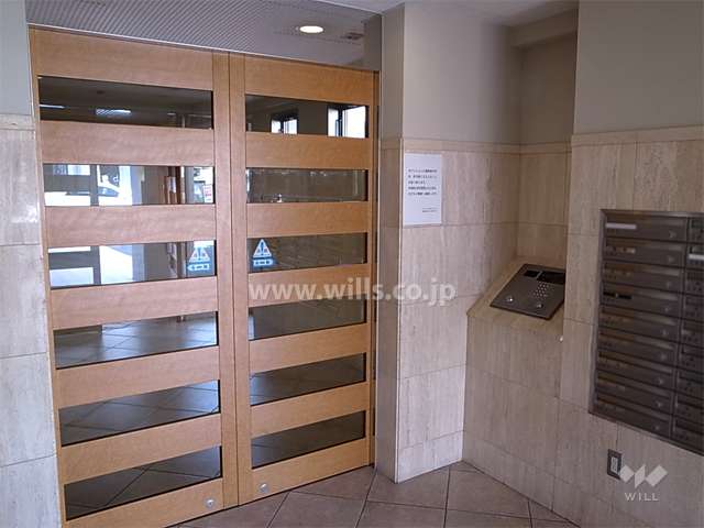 エントランスはオートロック付きです。