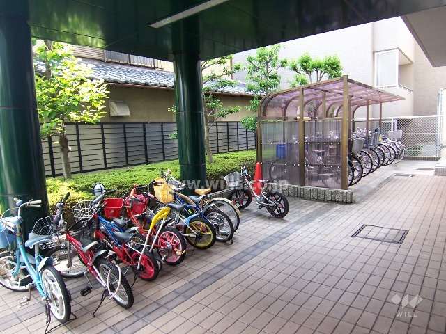 エントランス前駐輪場